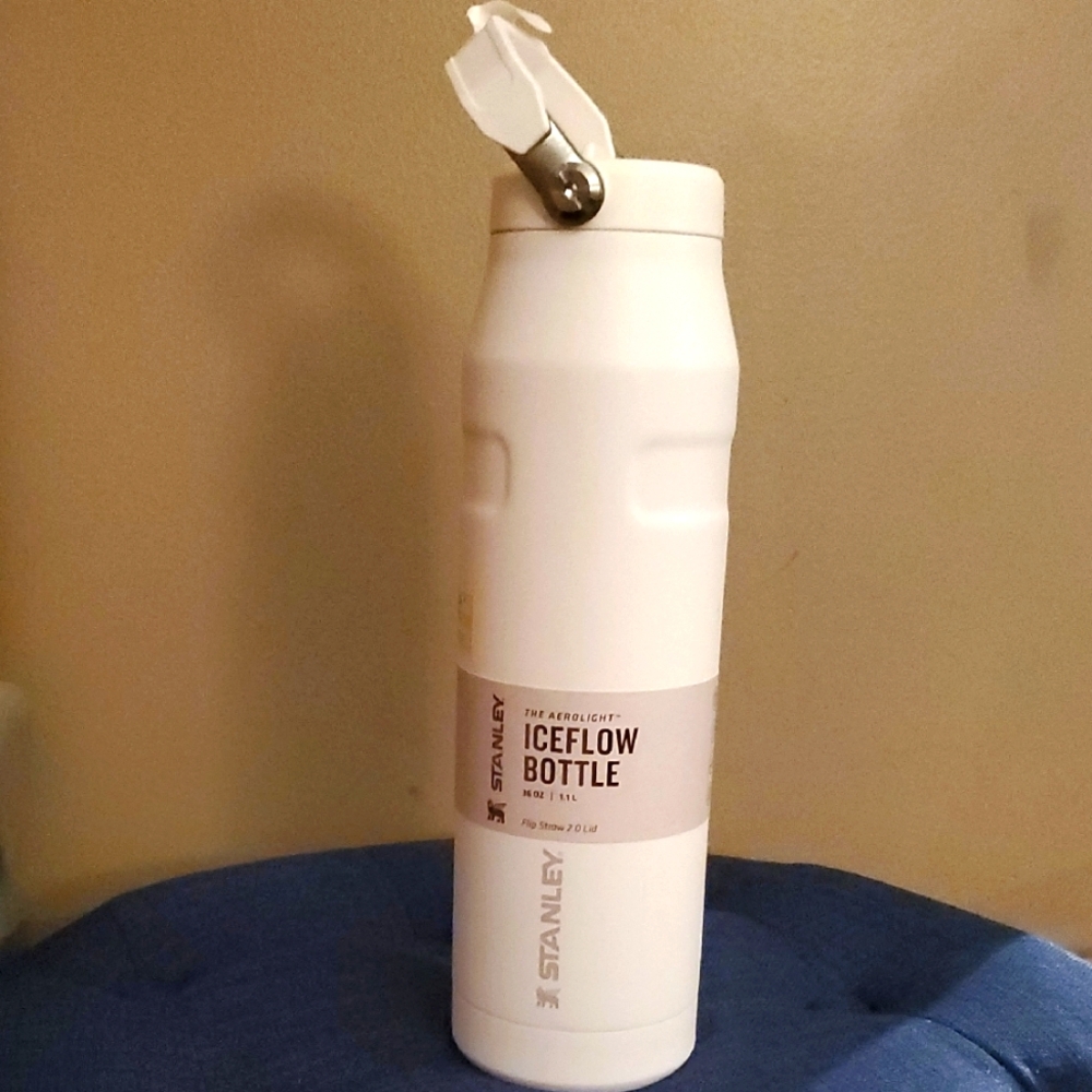 NWT Stanley The Aerolight White IceFlow With Flip Straw 2.0 Lid Bottle